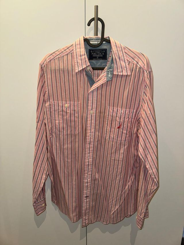 Camisa con rayas rojas y azules - Marca: Nautica