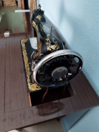 Máquina de coser con mueble