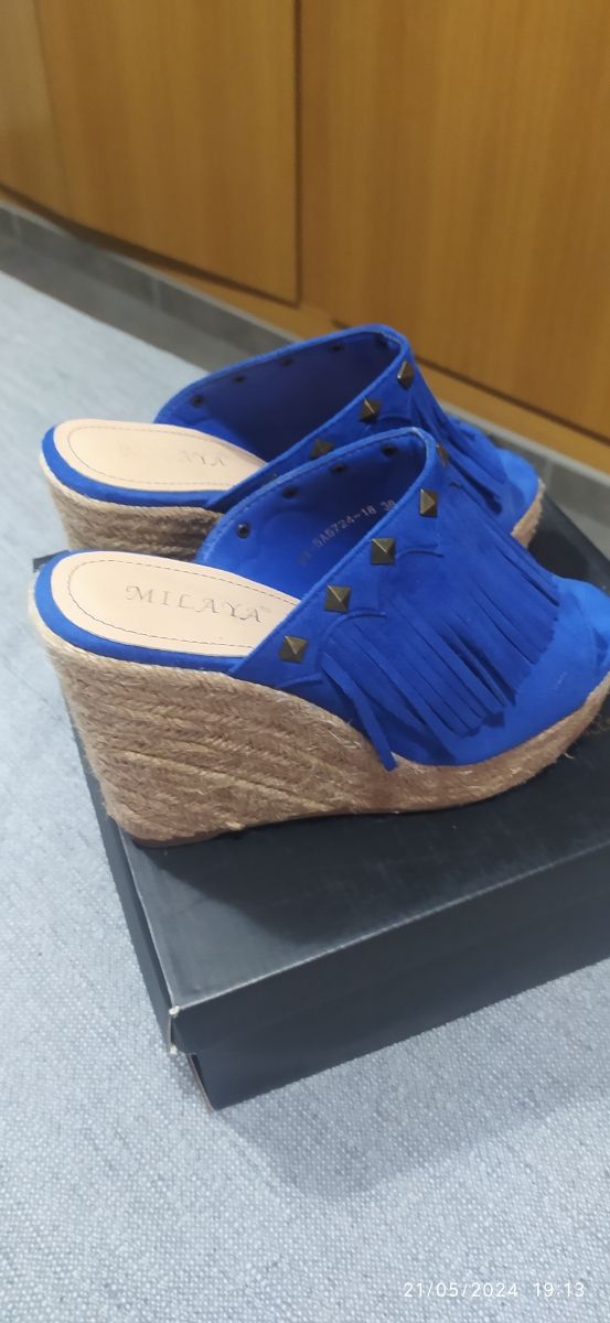 Zuecos azules con flecos y suela de yute número 36