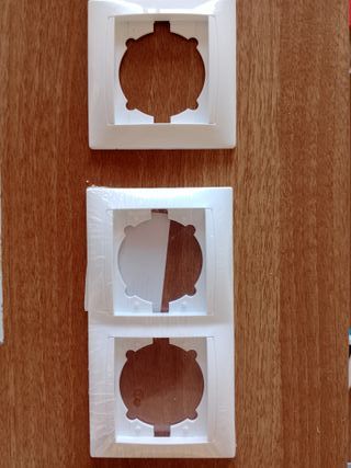13 marcos de enchufe, 1 doble y un interruptor