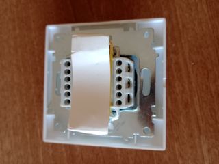 13 marcos de enchufe, 1 doble y un interruptor