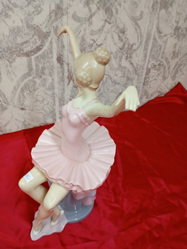 FIGURA PORCELANA REX