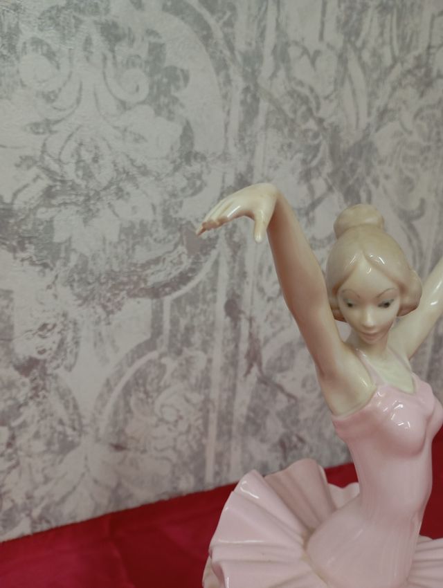 FIGURA PORCELANA REX