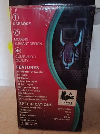 Altavoz portátil grande con mando a distancia .