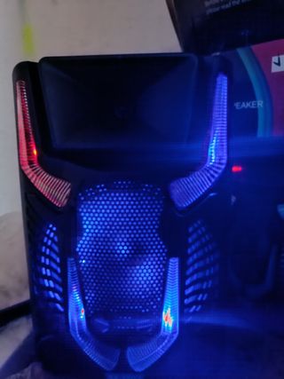 Altavoz portátil grande con mando a distancia .