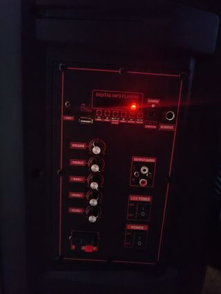 Altavoz portátil grande con mando a distancia .