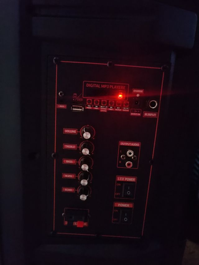 Altavoz portátil grande con mando a distancia .