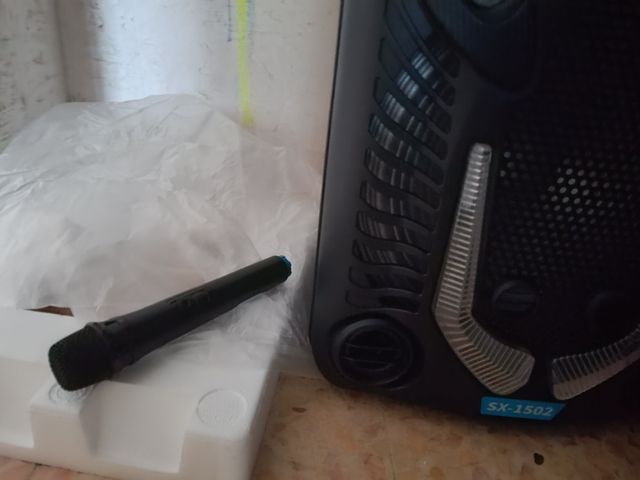 Altavoz portátil grande con mando a distancia .