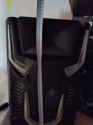 Altavoz portátil grande con mando a distancia .