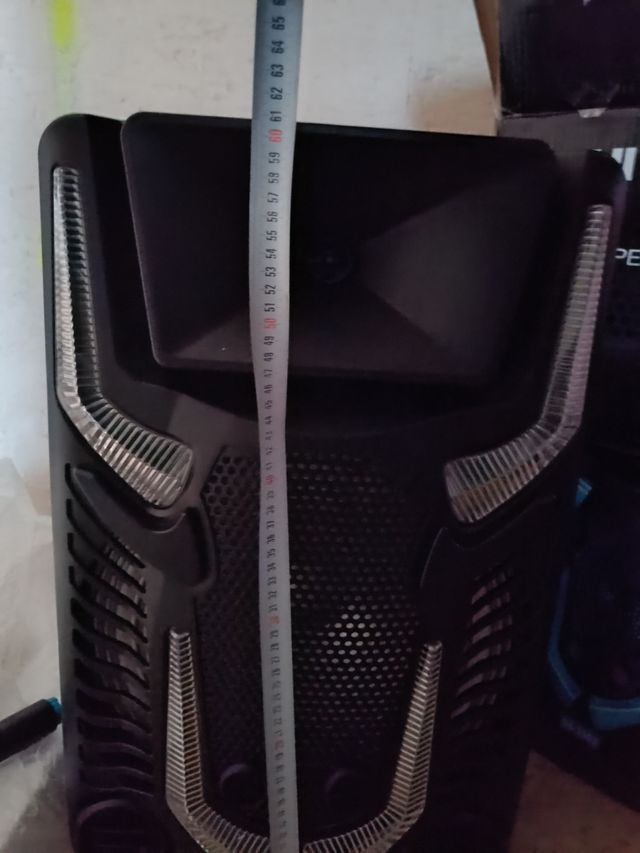 Altavoz portátil grande con mando a distancia .