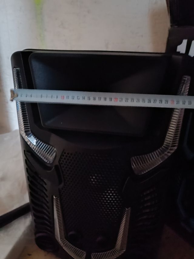 Altavoz portátil grande con mando a distancia .