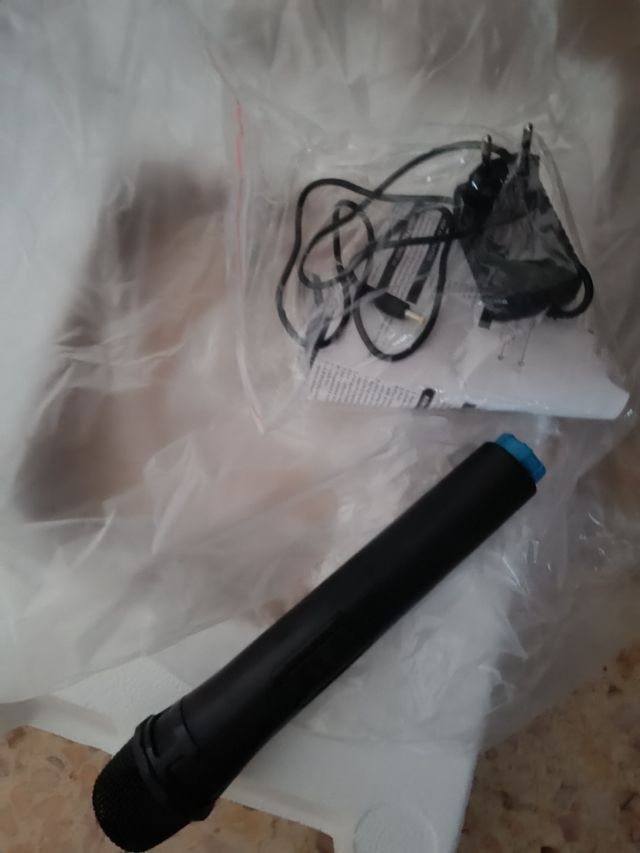 Altavoz portátil grande con mando a distancia .