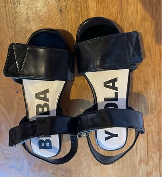 Sandalias negras Bimba y Lola
