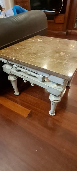 Mesita auxiliar con tapa de marmol