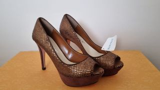 Zapatos tacones marrón y dorado