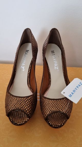 Zapatos tacones marrón y dorado