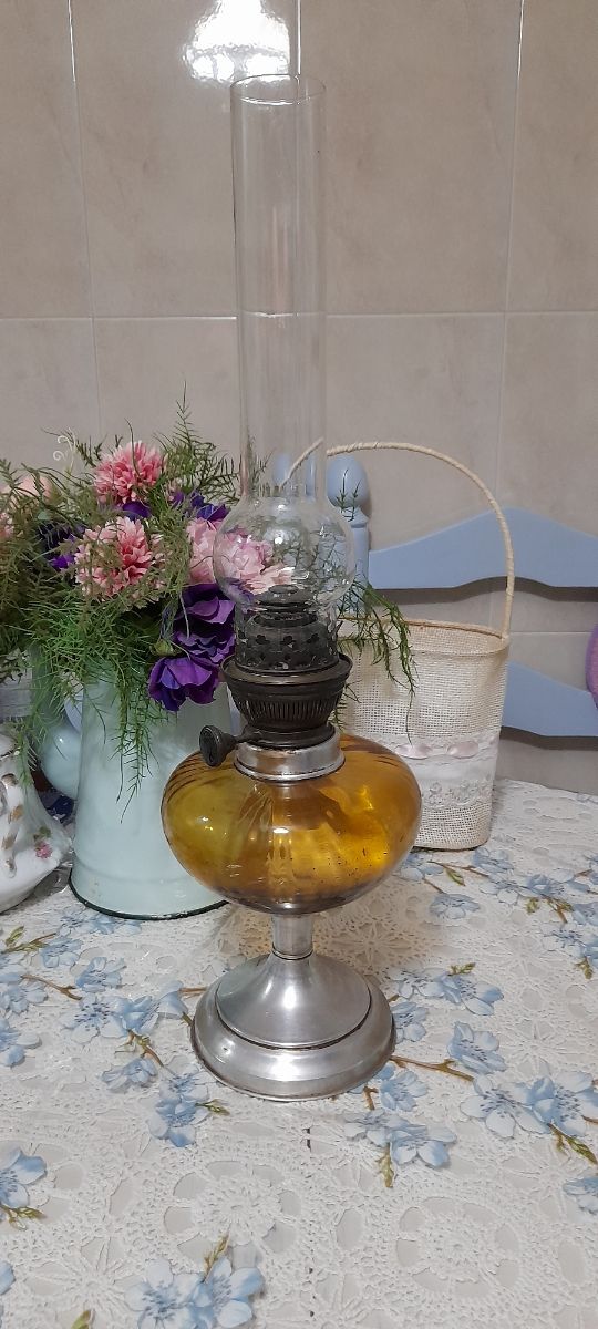 Antigua lámpara de petroleo francesa