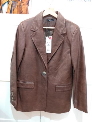 Traje americana y minifalda