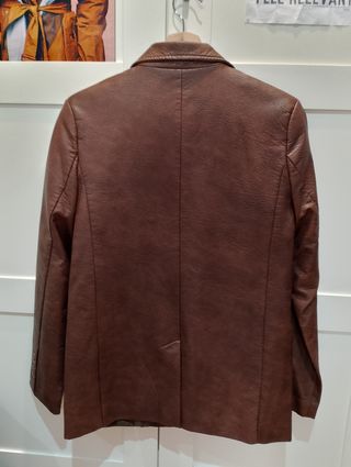 Traje americana y minifalda