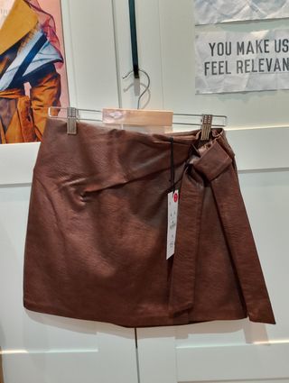 Traje americana y minifalda