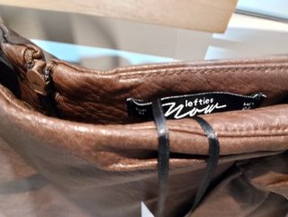 Traje americana y minifalda