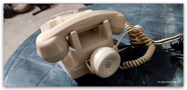 Telefono con dispositivo aggiuntivo per l'ascolto