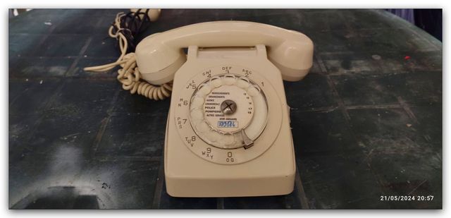 Telefono con dispositivo aggiuntivo per l'ascolto