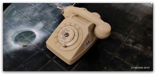 Telefono con dispositivo aggiuntivo per l'ascolto