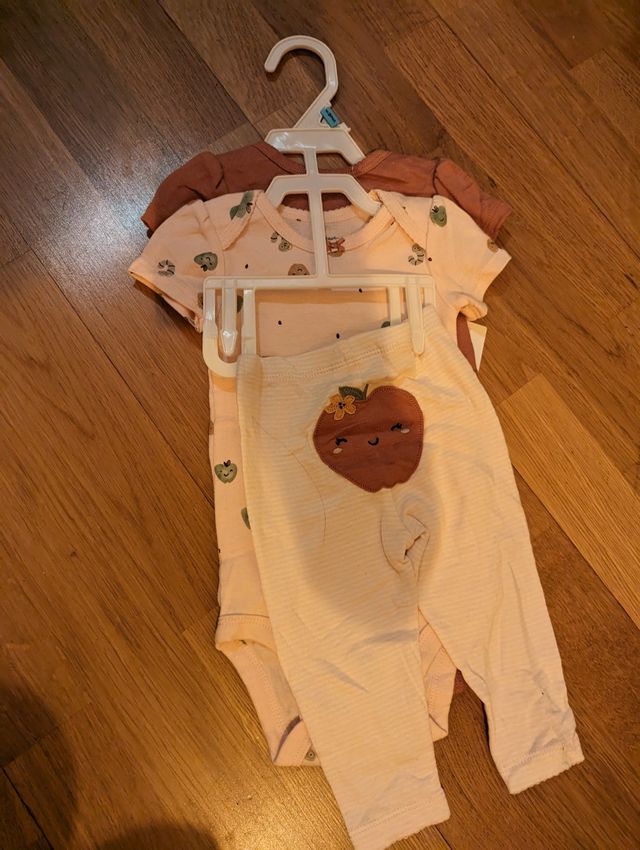 con etiqueta 2 Bodys y pantalón a juego 6 meses