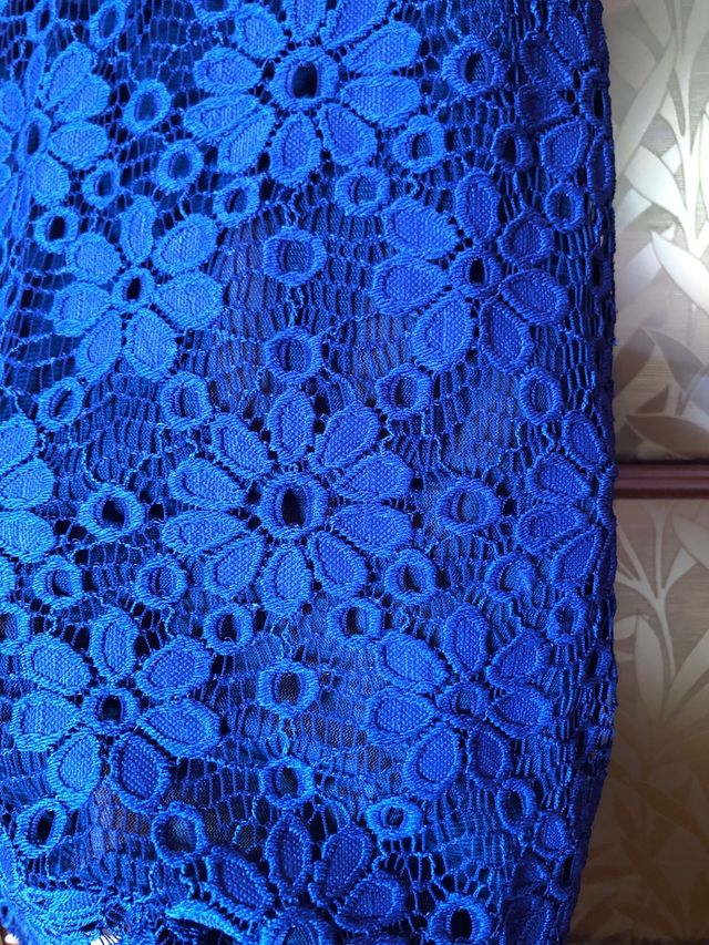 Abito corto in pizzo blu leggermente trasparente