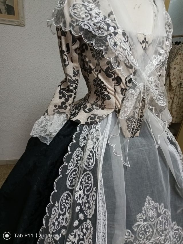 Trajes siglo XVlll a estrenar