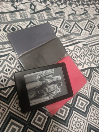 tapa y aparato ebook Paperwhite lector electrónico