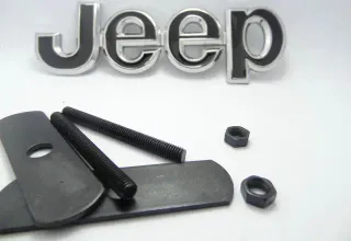 LOGO DE PARRILLA JEEP NEGRO 13.1cm x 4cm