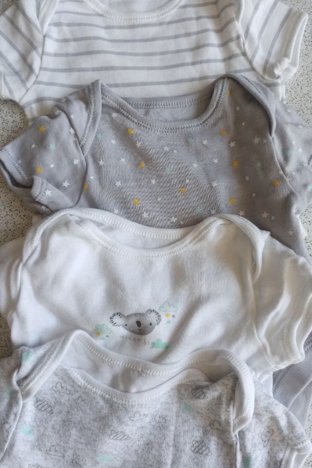 Pack 8 bodies cortos. Talla 0-3 meses.