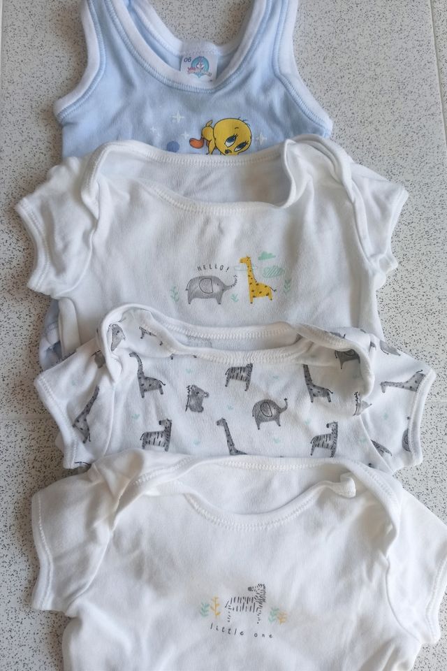Pack 8 bodies cortos. Talla 0-3 meses.