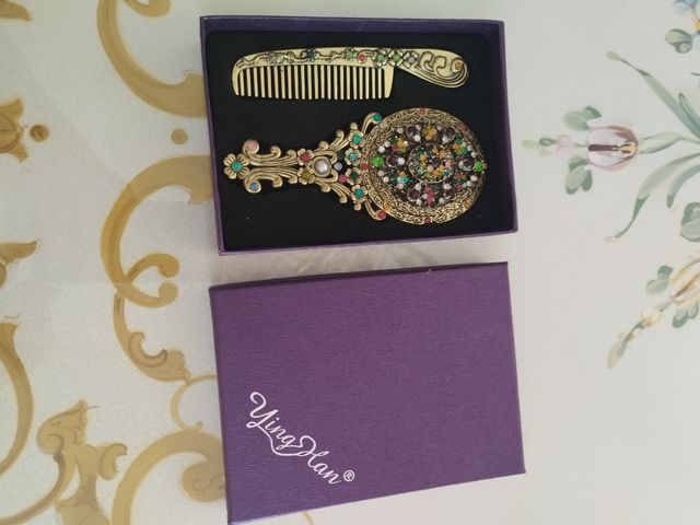 Specchio+pettine idea regalo direttamente da Istan