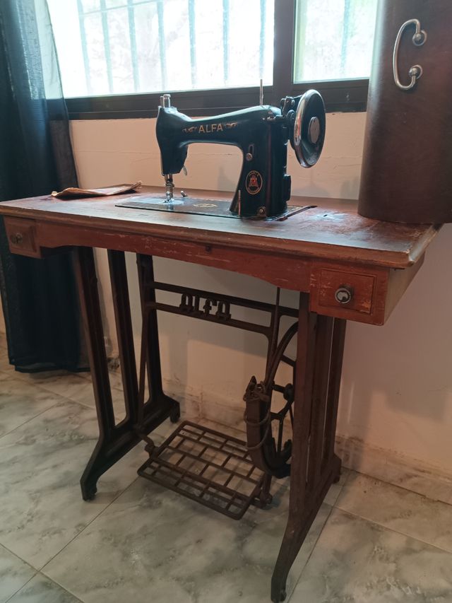Maquina antigua de coser Alfa