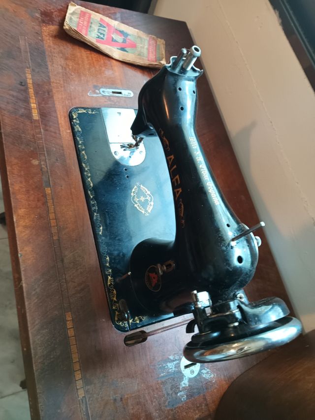 Maquina antigua de coser Alfa