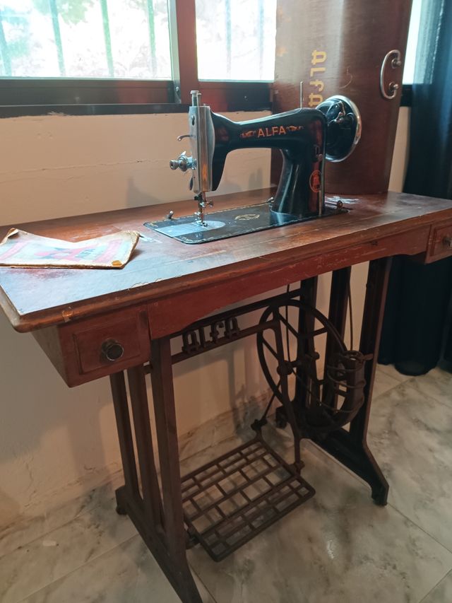 Maquina antigua de coser Alfa