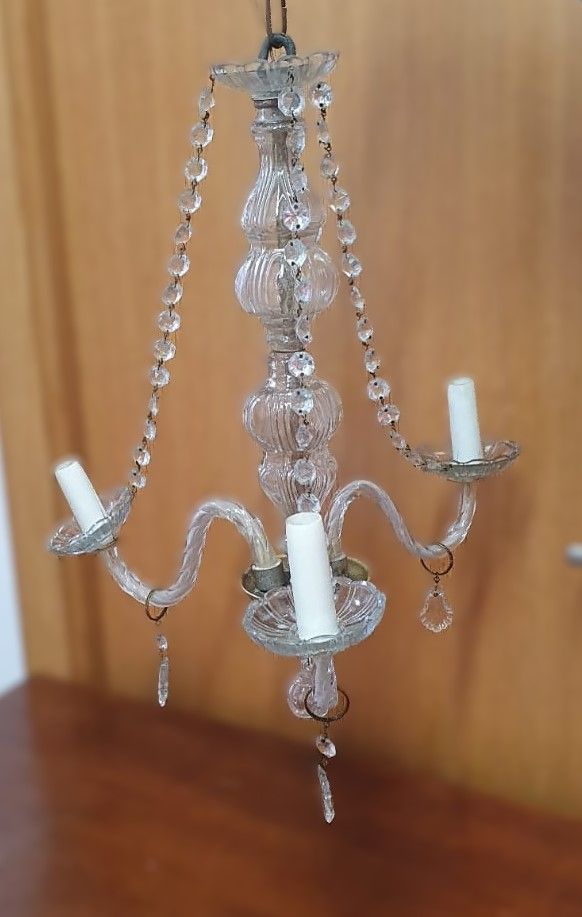 Lámpara Vintage para techo con tres brazos.