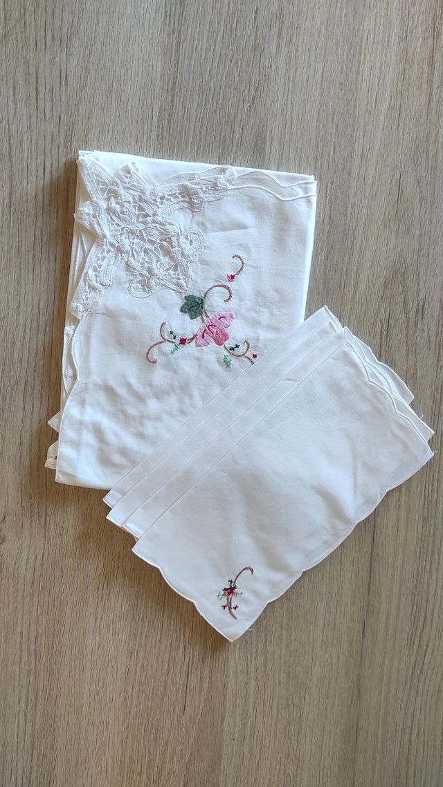 Bonito mantel bordado para café 4 servicios nuevo