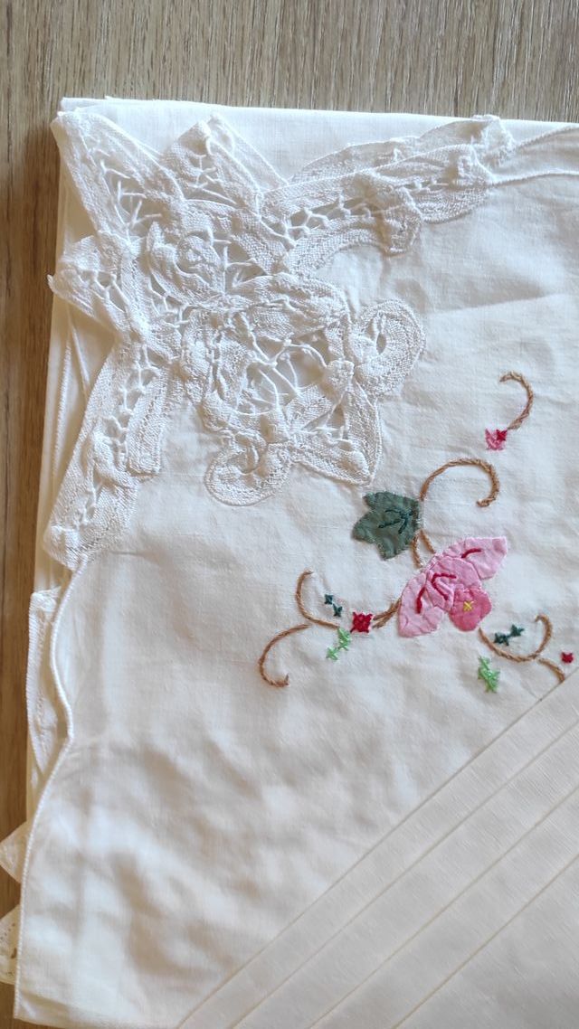 Bonito mantel bordado para café 4 servicios nuevo