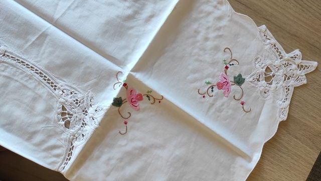 Bonito mantel bordado para café 4 servicios nuevo