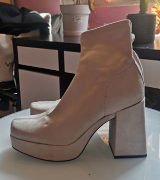 Botitas beige. 