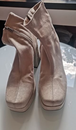 Botitas beige. 