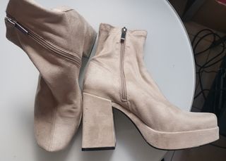 Botitas beige. 
