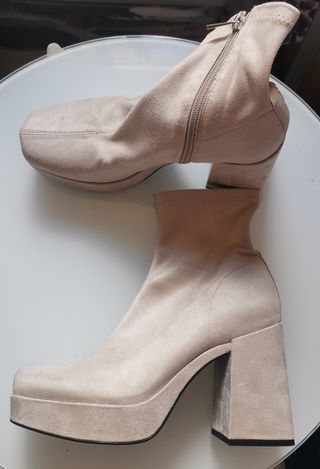 Botitas beige. 