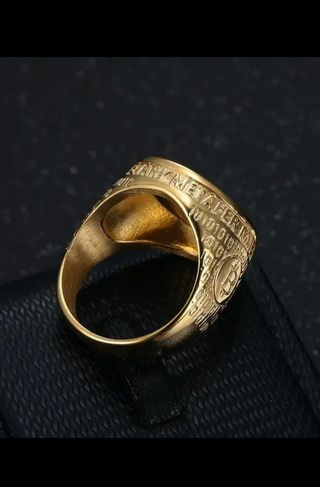 Anillo de Bitcoin de Titanio con Moissanicas