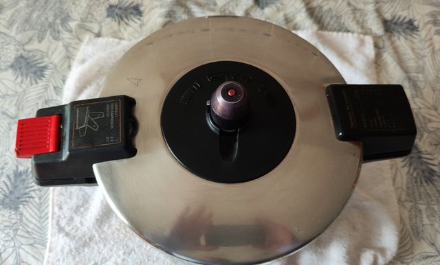 Olla express Magefesa