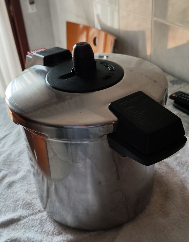 Olla express Magefesa